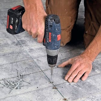 Ruuvaa alusta kiinni runkoon Ruuvaa alusta kiinni runkoon